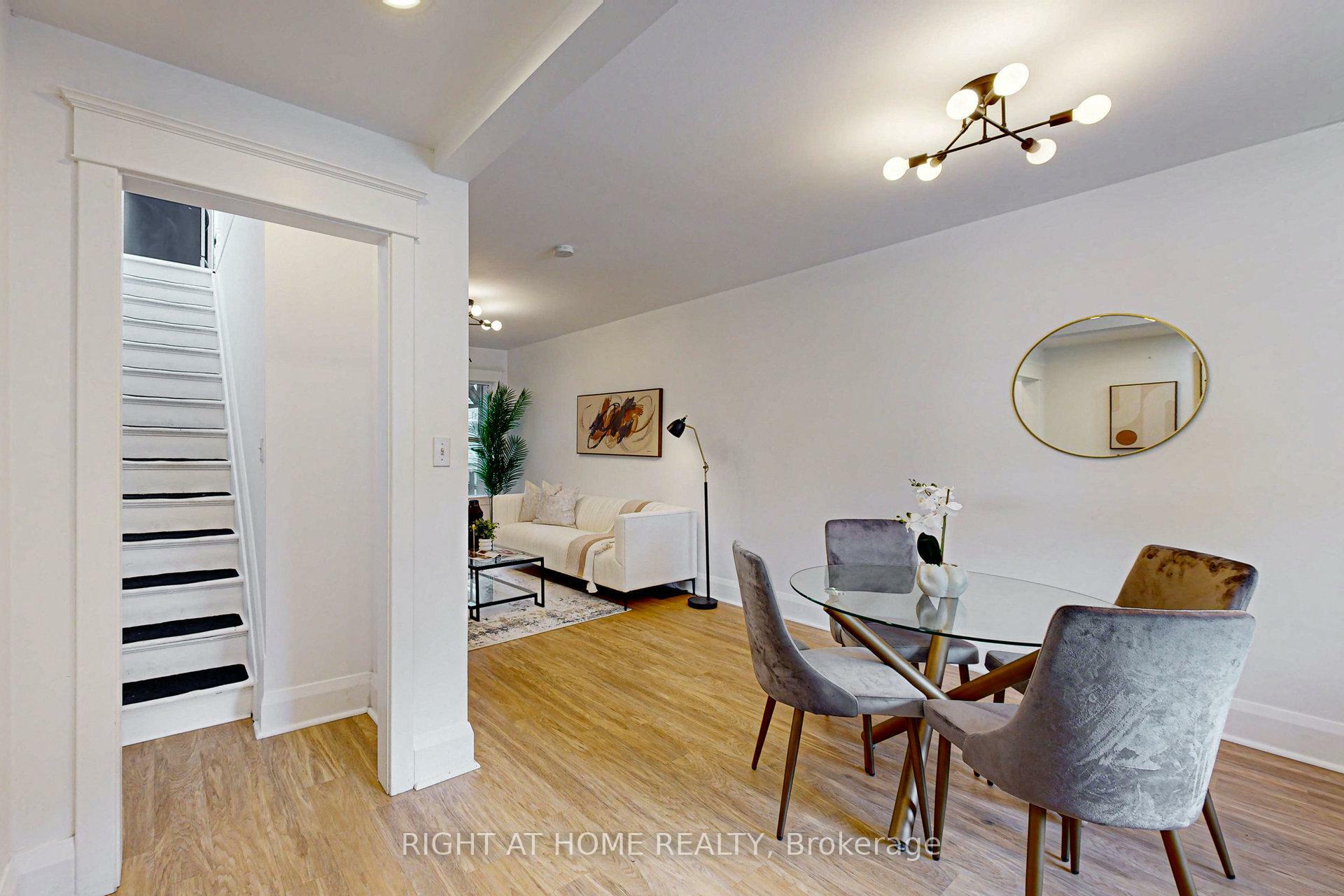 Photo de la propriété: 1055 Woodbine Avenue ON M4C 4C2