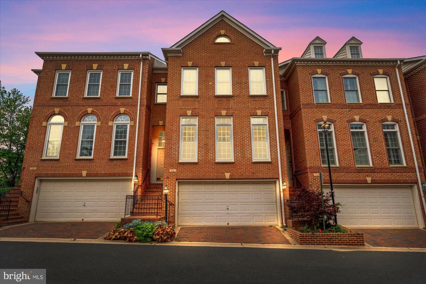 Property Photo: 721 Hawkins Way VA 22314