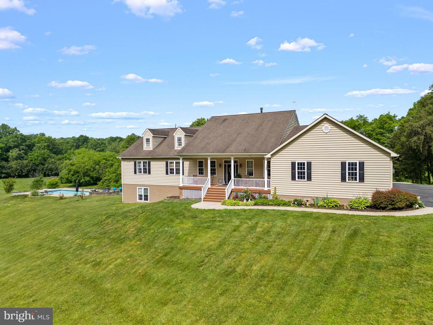 Property Photo: 7312 Oak Lane VA 20115