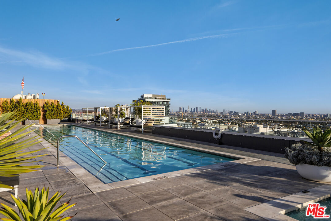 Property Photo:  6250 Hollywood Blvd  CA 90028 