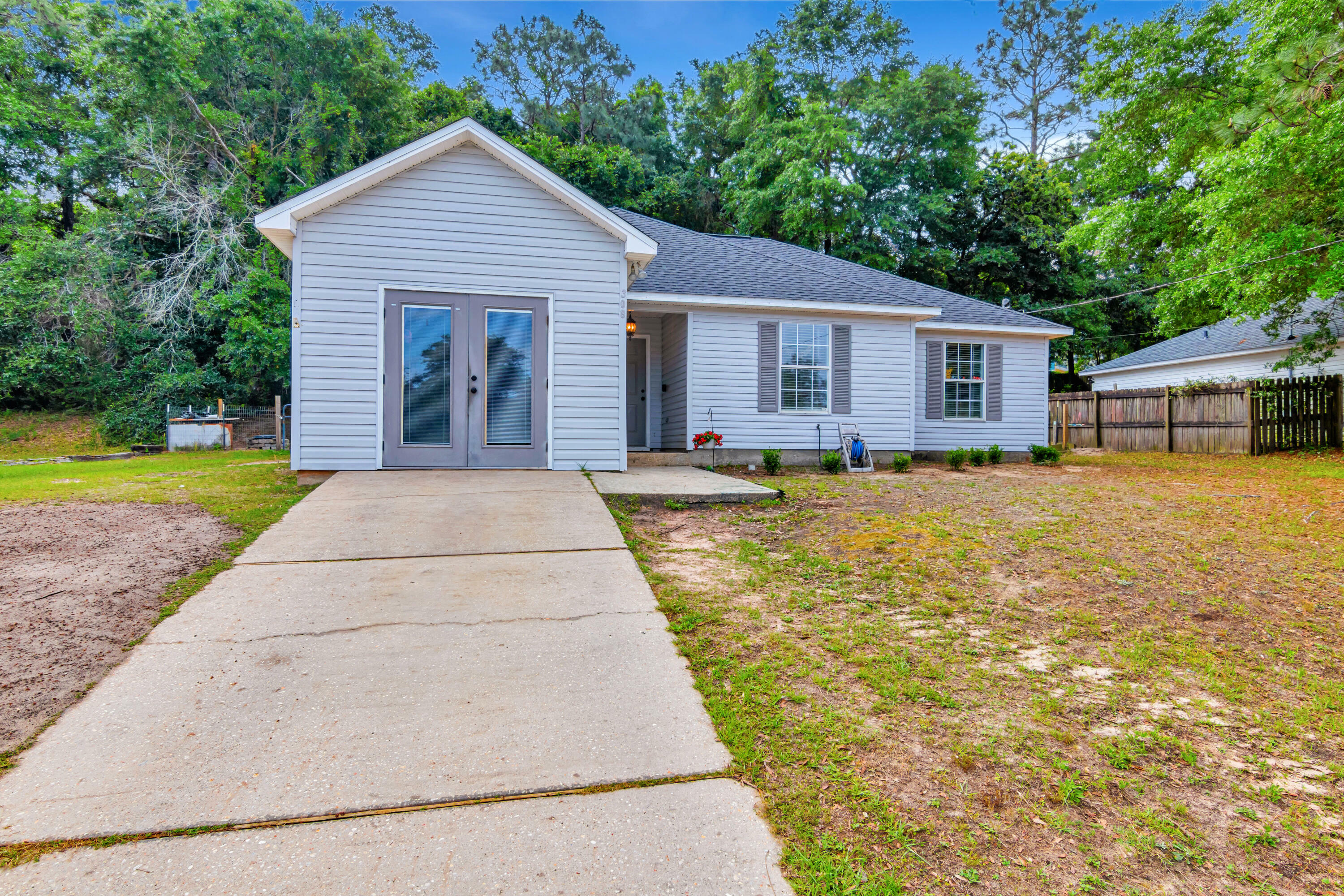 Property Photo: 308 Lakeview Drive FL 32536