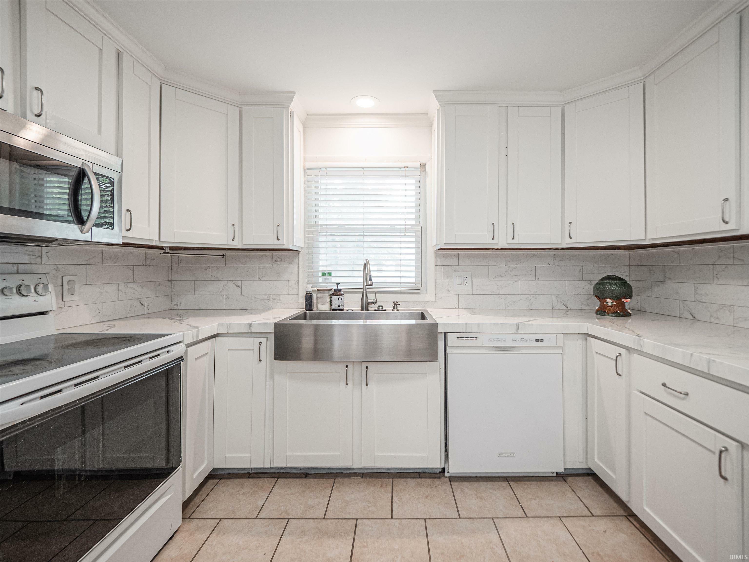 Property Photo: 1520 S Saint James Boulevard IN 47714