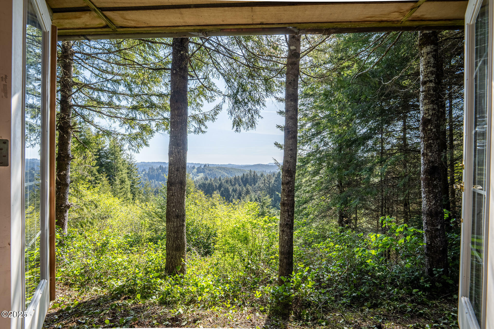 Property Photo: 000121129 S Beaver Creek Road OR 97376