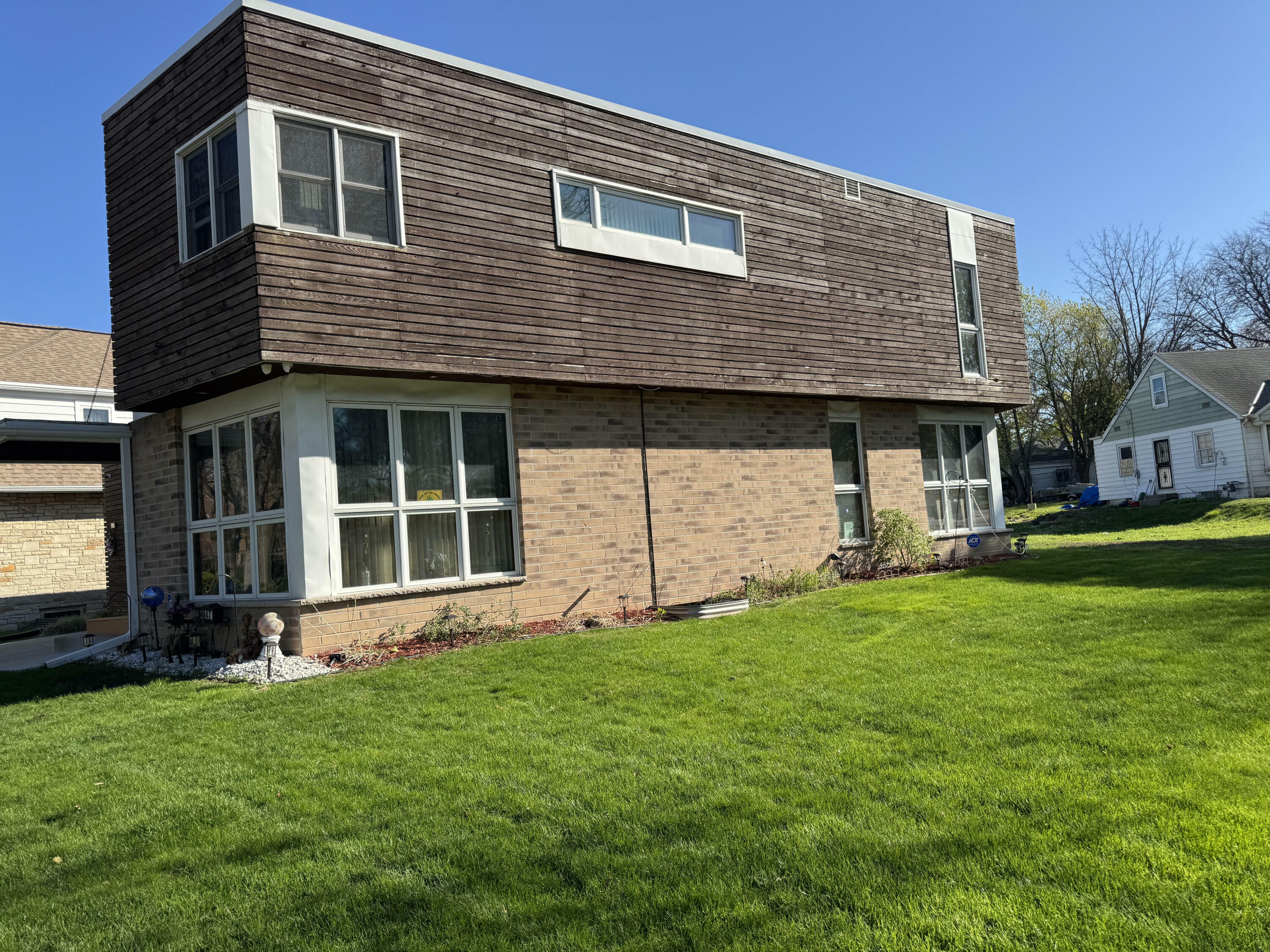 Property Photo: 4647 W Scranton Pl WI 53216