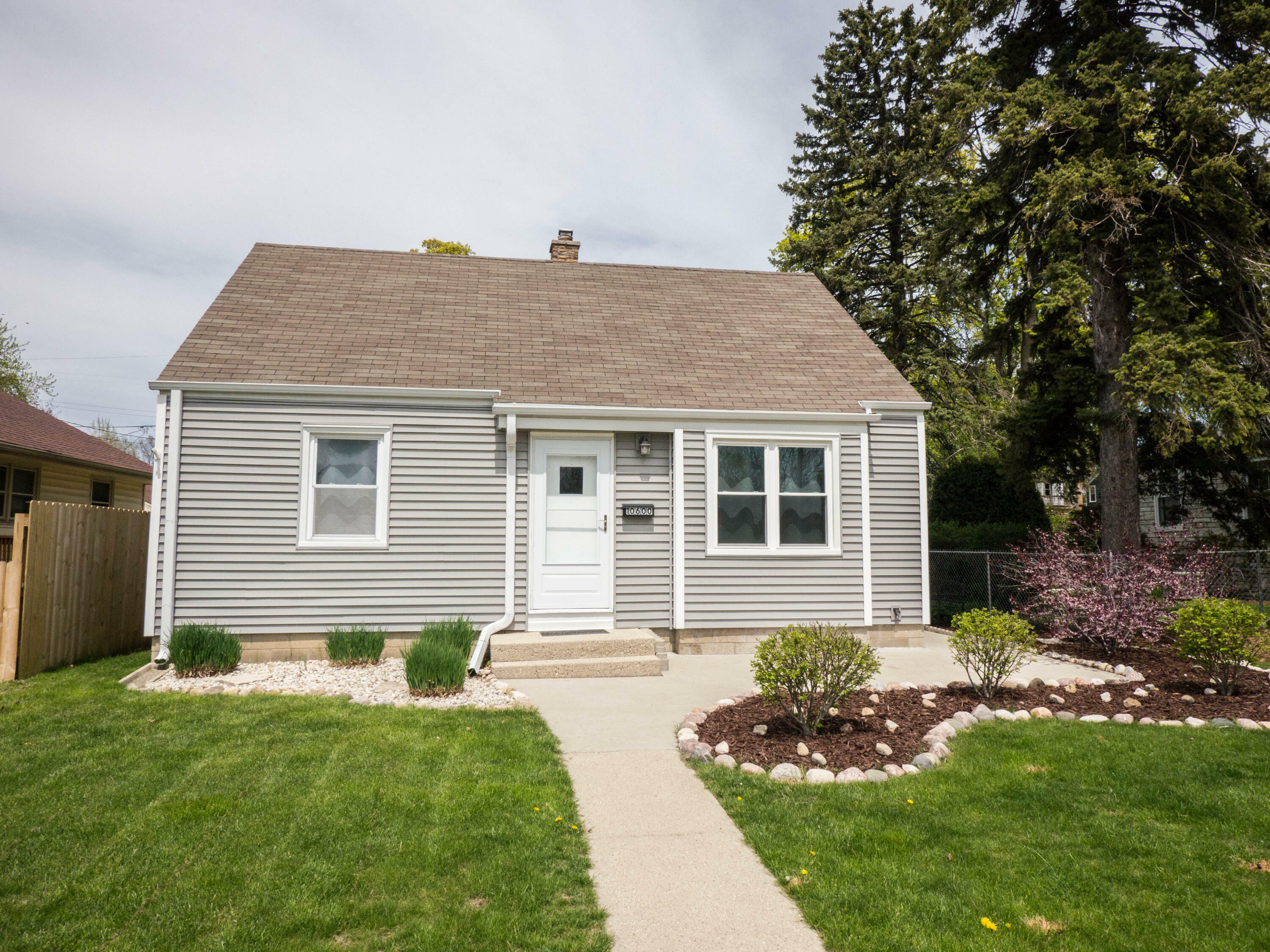 10600 W Rogers St  West Allis WI 53227 photo