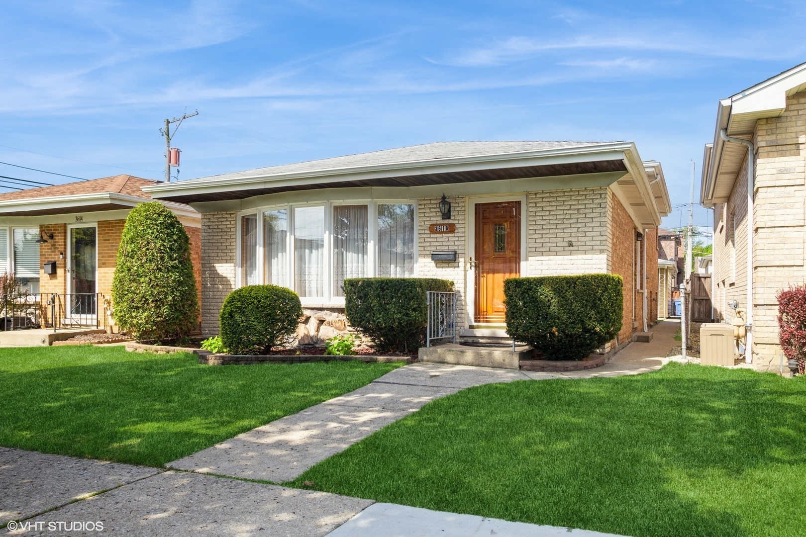 Property Photo: 3618 N Panama Avenue IL 60634