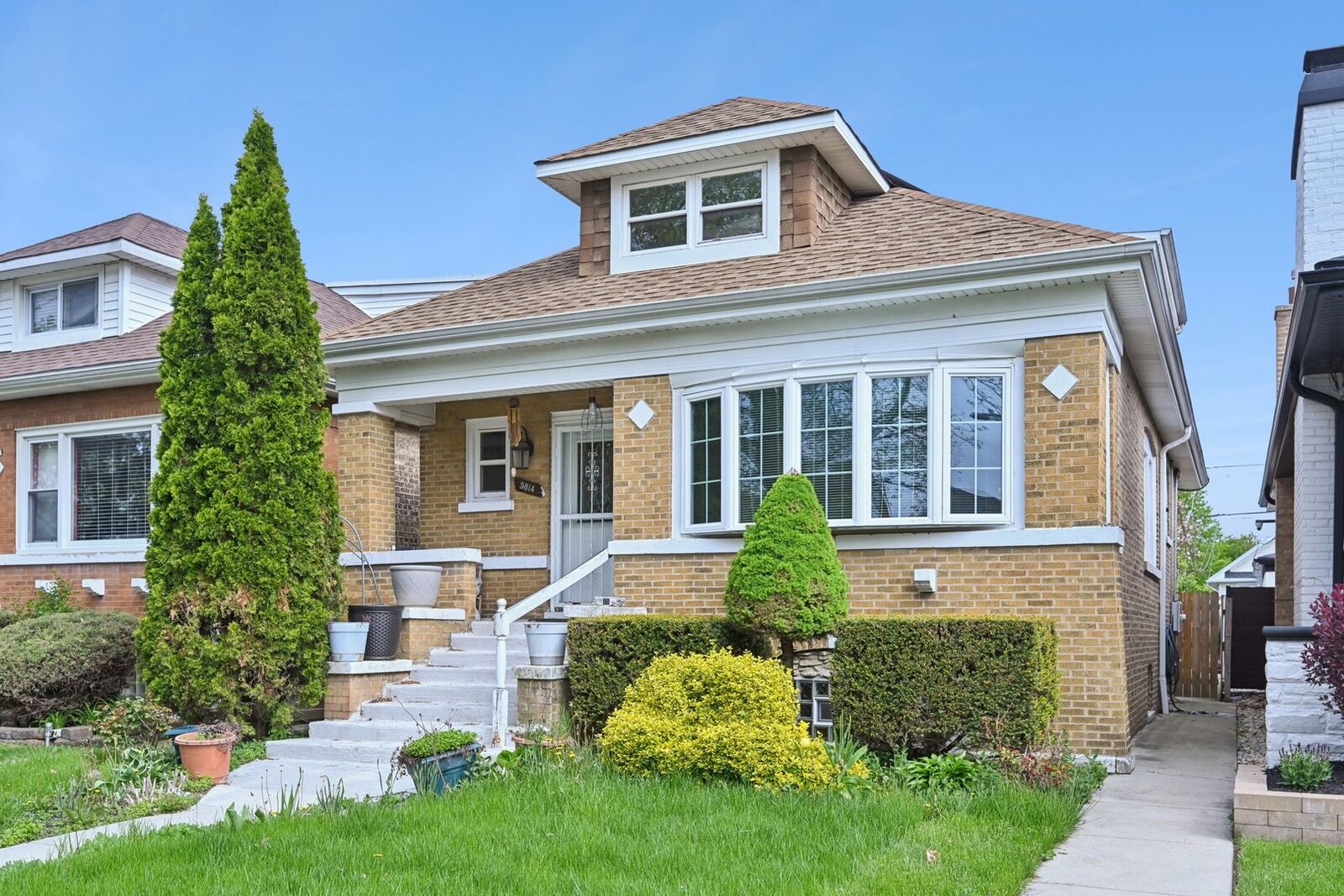 Property Photo: 5814 W Roscoe Street IL 60634