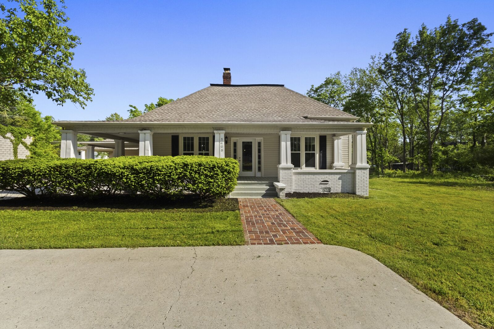 Property Photo:  1405 W Lincoln St  TN 37388 