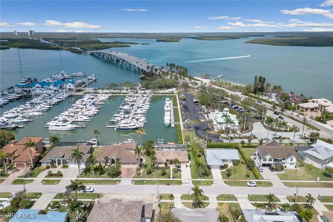 Property Photo: 819 Buttonwood Court FL 34145