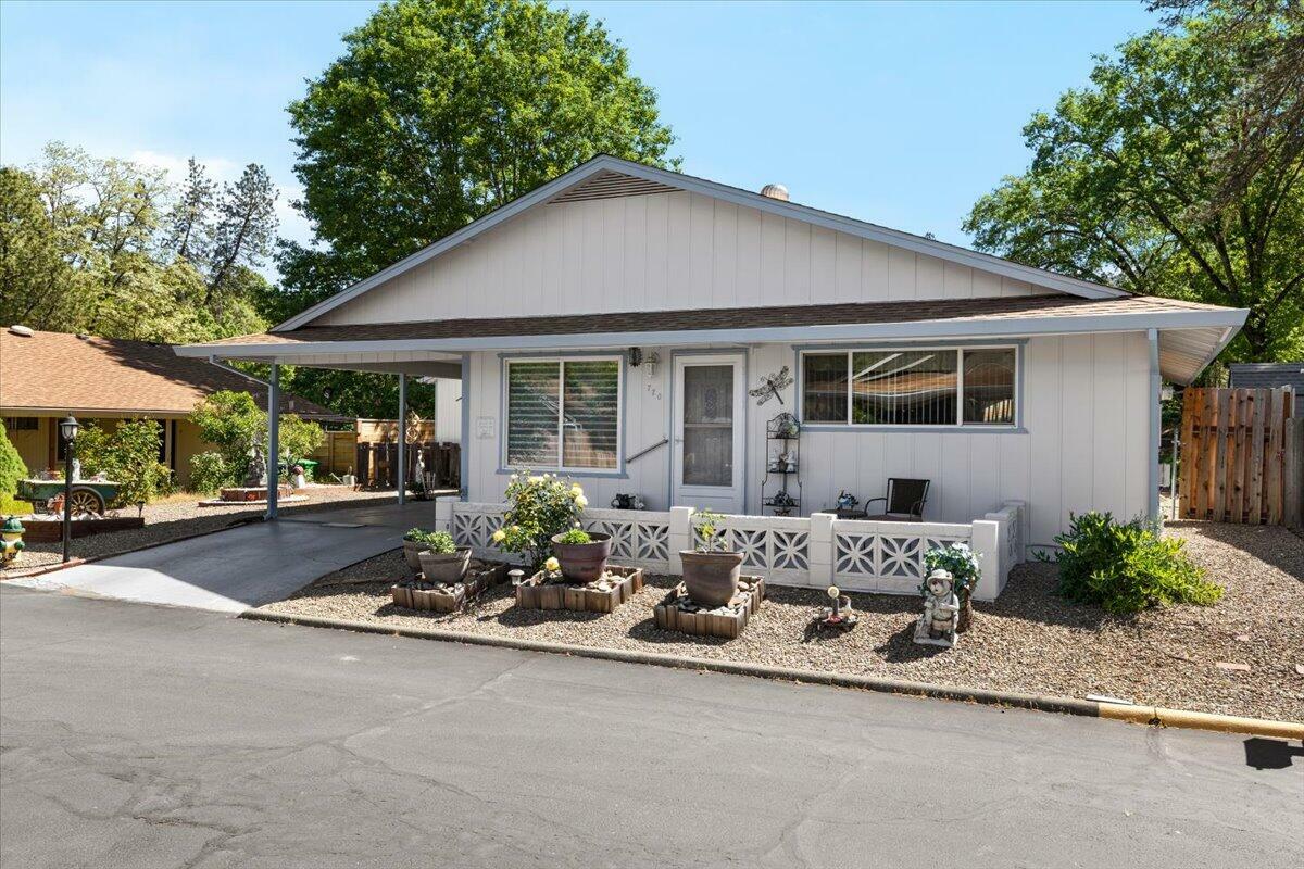 Property Photo: 720 Brookside Circle OR 97537