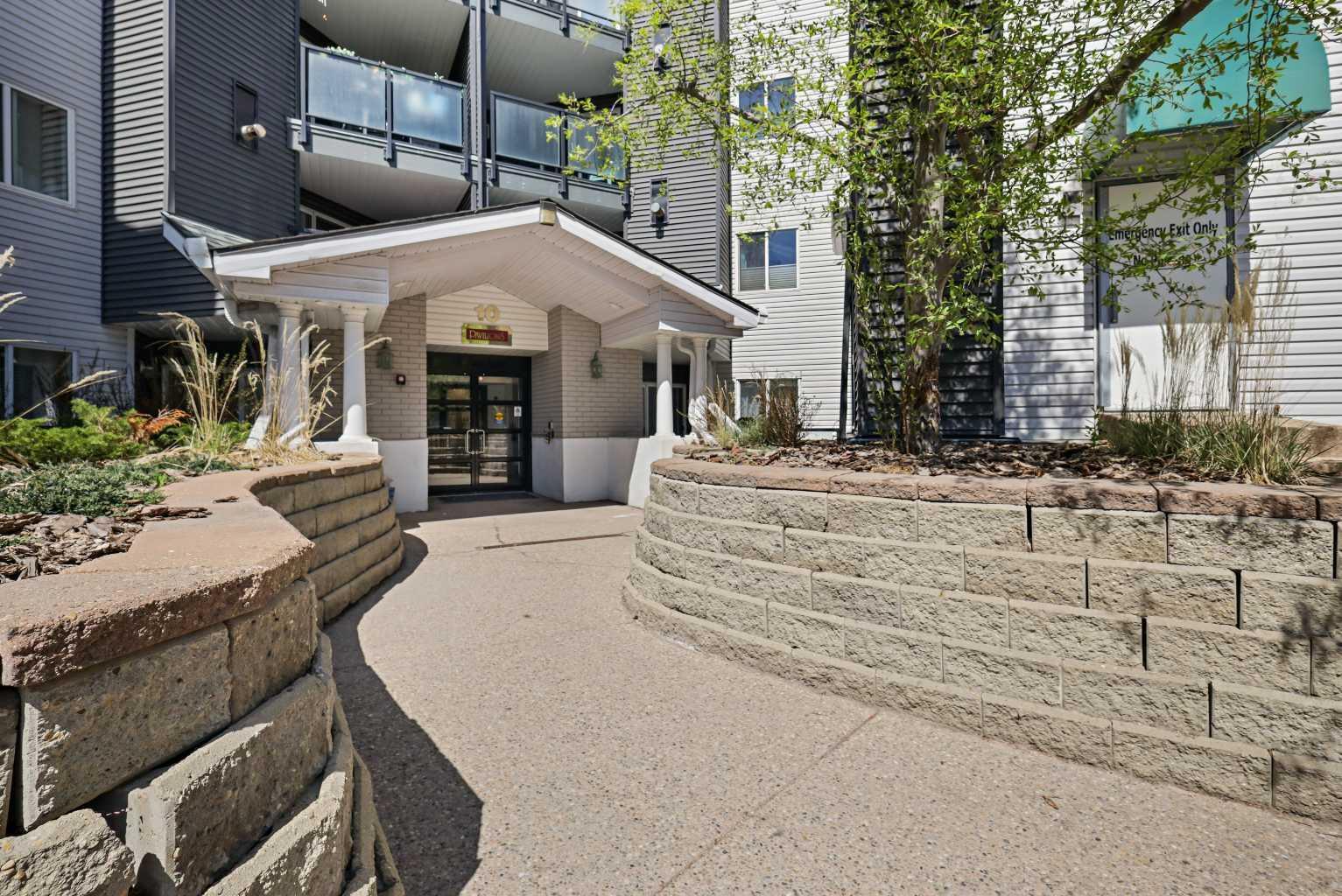 Property Photo: 10 Sierra Morena Mews SW 218 AB T3H 3K7