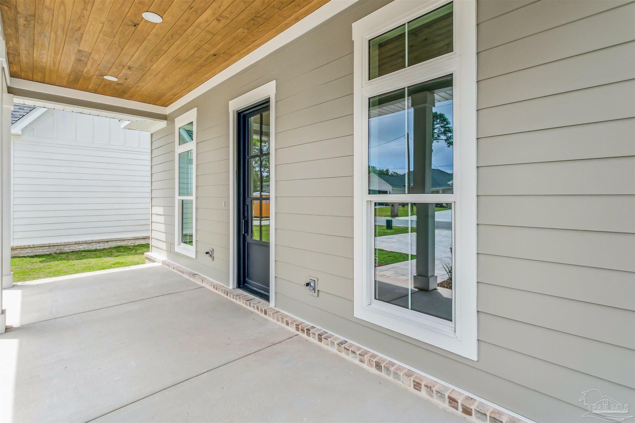 Property Photo: 1322 E Fisher St FL 32503