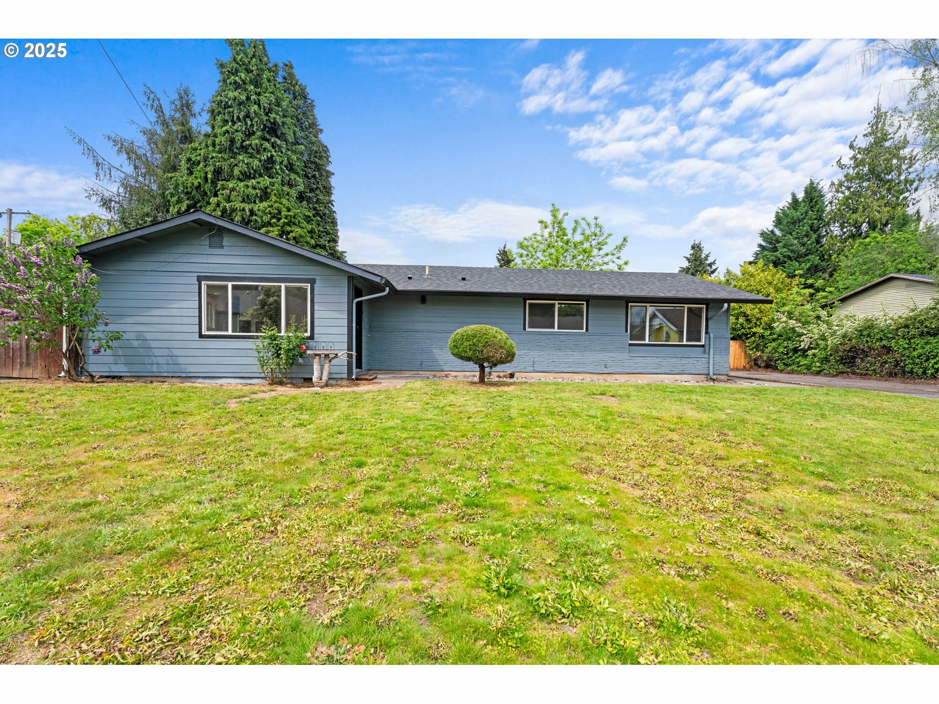 Property Photo: 2608 E 30th St WA 98661