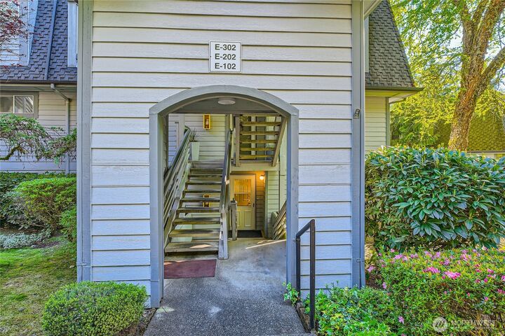 Property Photo: 9816 NE 142nd Place E102 WA 98034