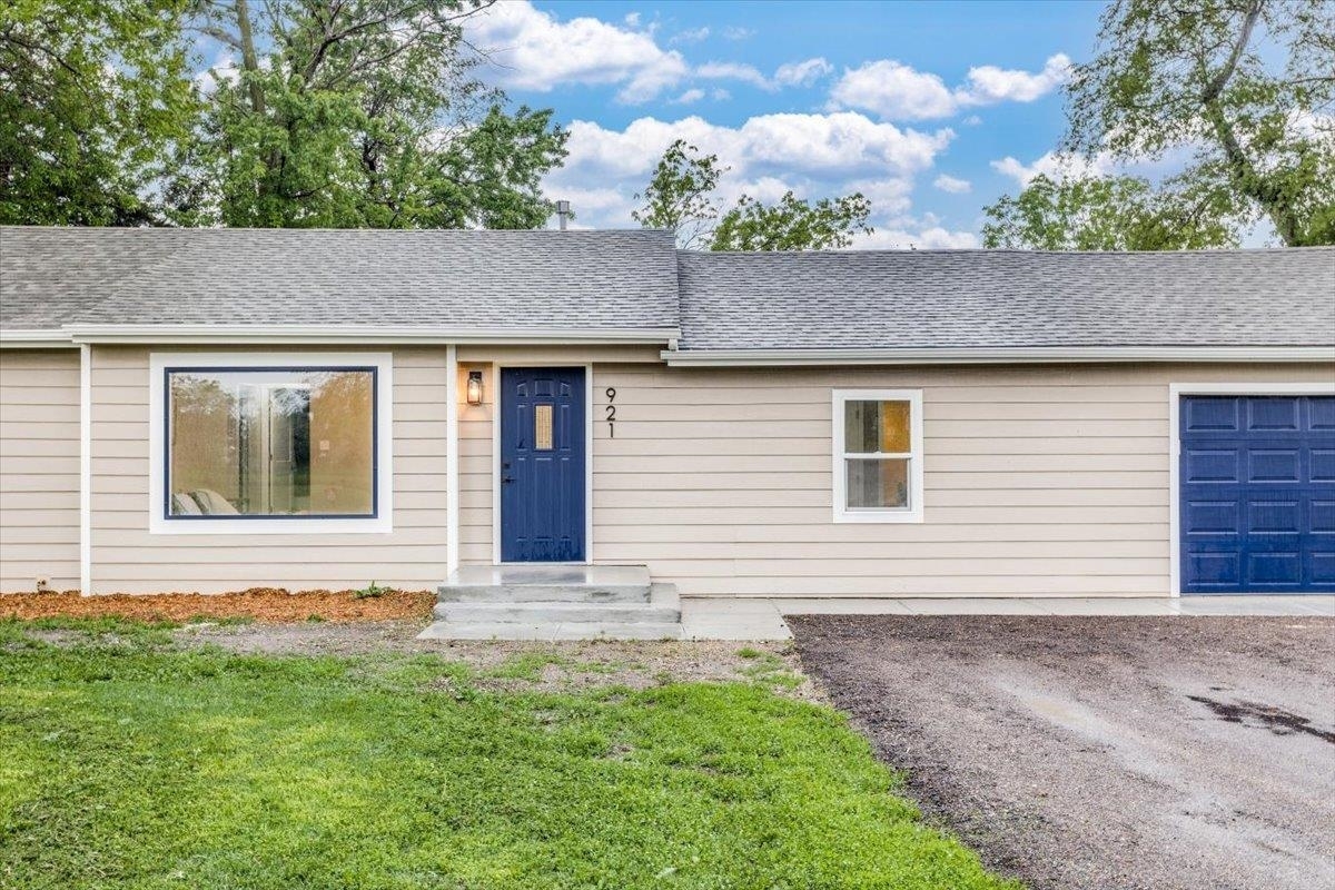 Property Photo: 921 E 10th St KS 67114-2415