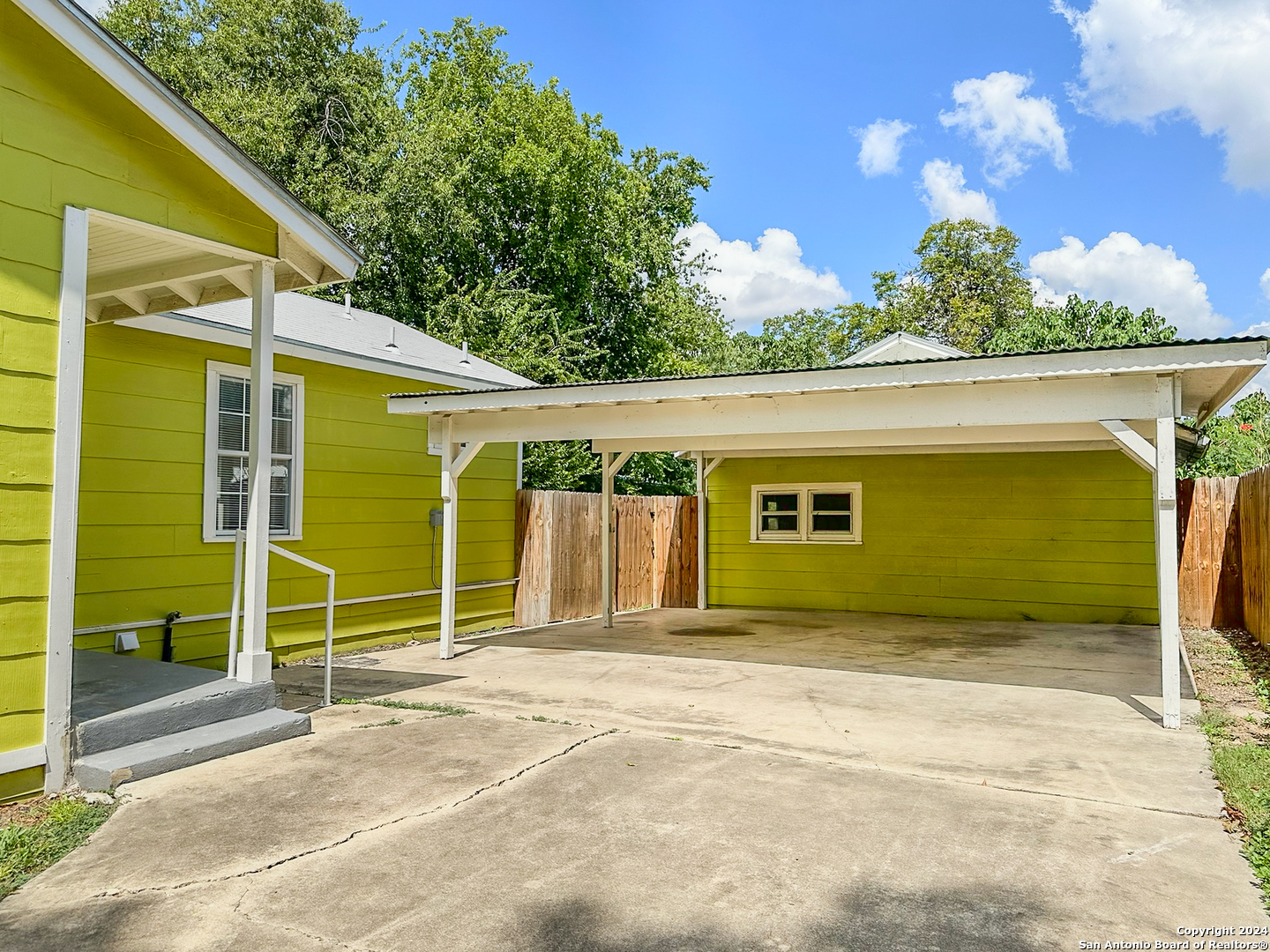 Property Photo: 1935 W Woodlawn Ave TX 78201