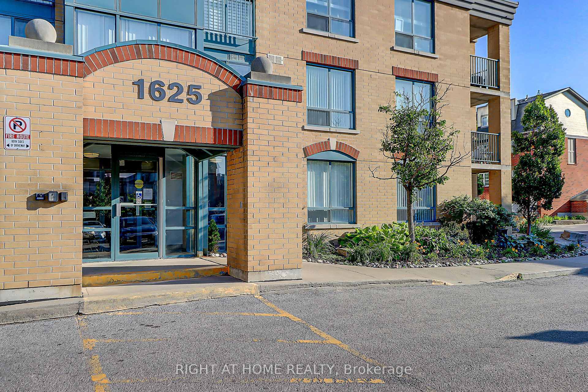 Photo de la propriété: 1625 Pickering Parkway 404 ON L1V 6Z6