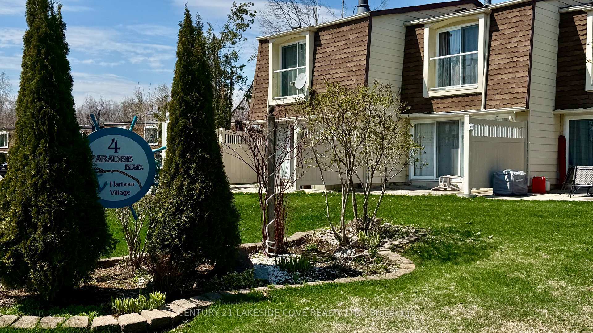Property Photo: 4 Paradise Boulevard 19 ON L0K 1B0