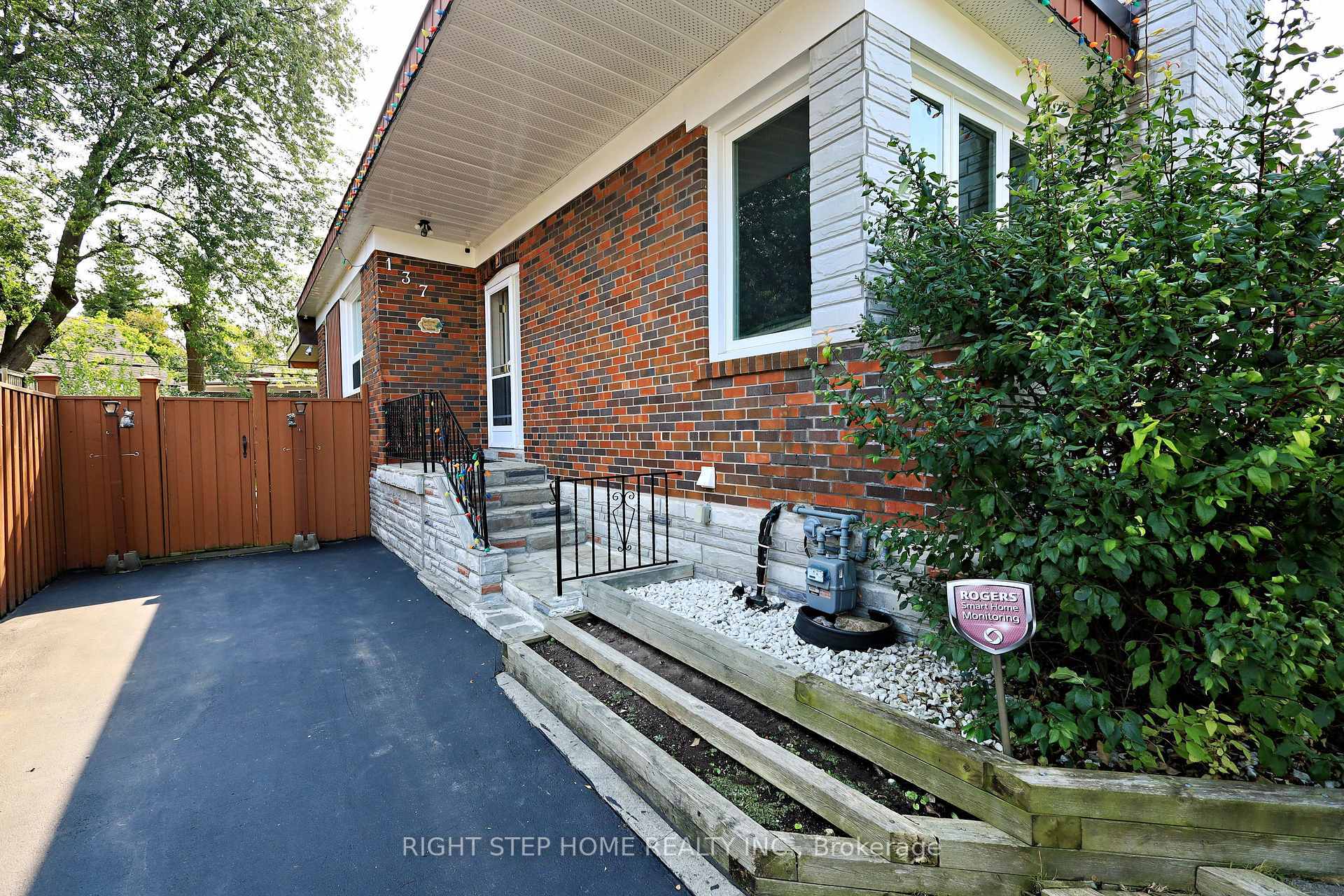 Property Photo: 137 Benleigh Drive ON M1H 1K4