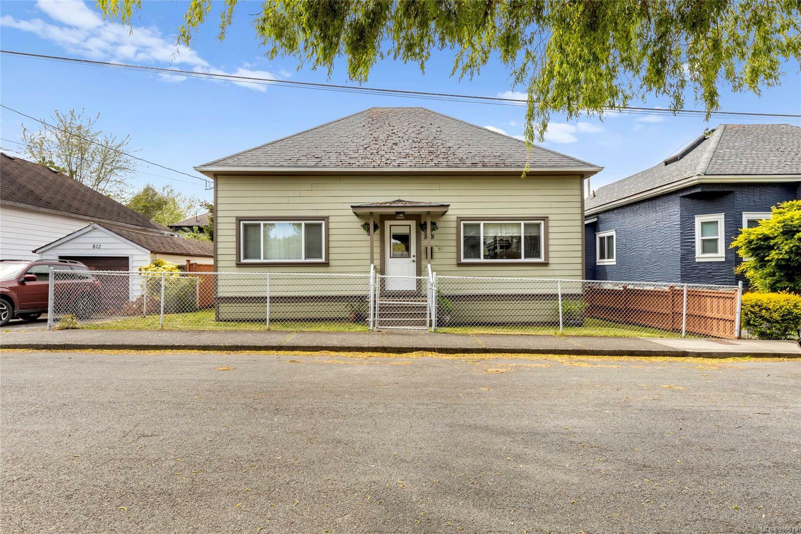 Property Photo: 818 Russell St BC V9A 3X7