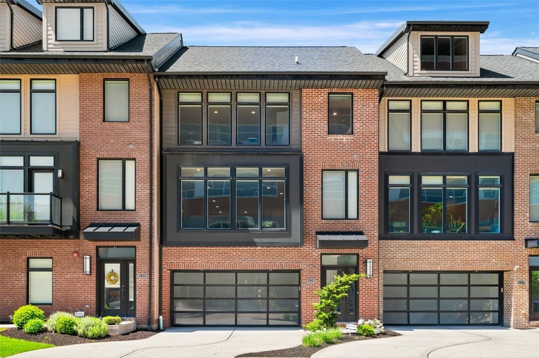 Property Photo: 124 Reizenstein Way PA 15206