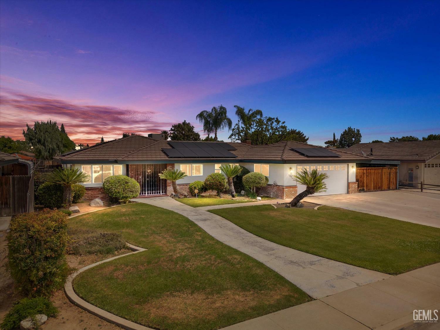 Property Photo: 7604 Kimberly Avenue CA 93308