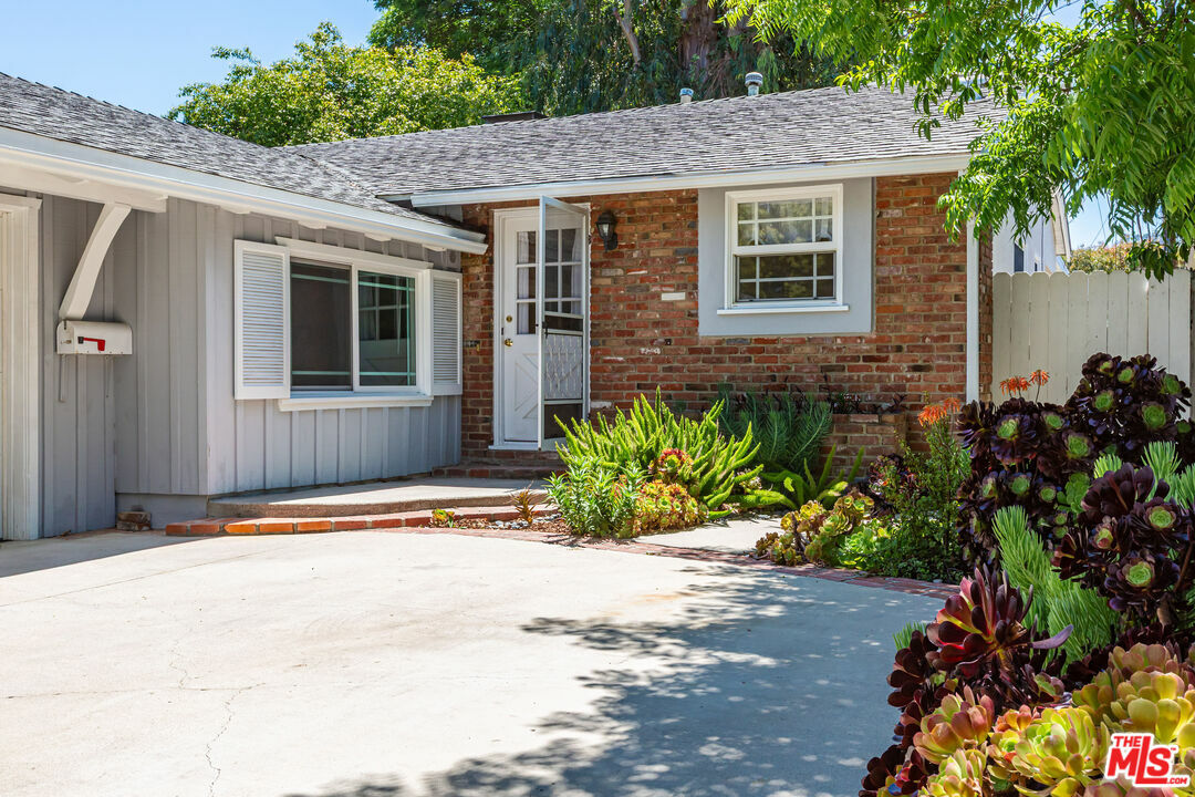 Property Photo: 21924 Buena Ventura St CA 91364