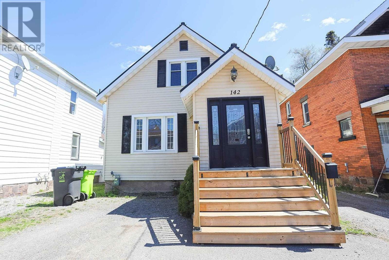 Property Photo: 142 Woodward Ave ON P6A 3T7