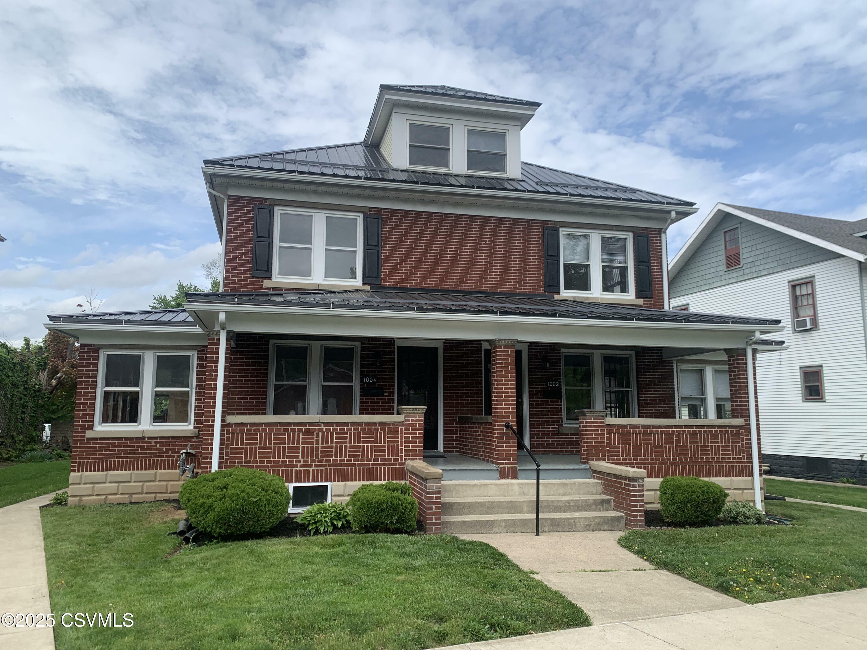Property Photo: 1002 W Market Street PA 17837