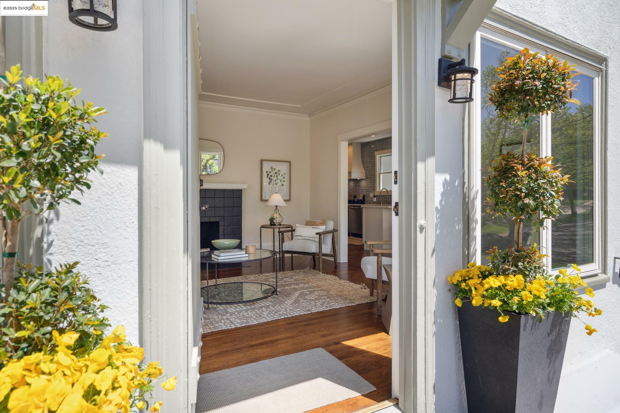 Property Photo: 129 Ronada Ave CA 94611