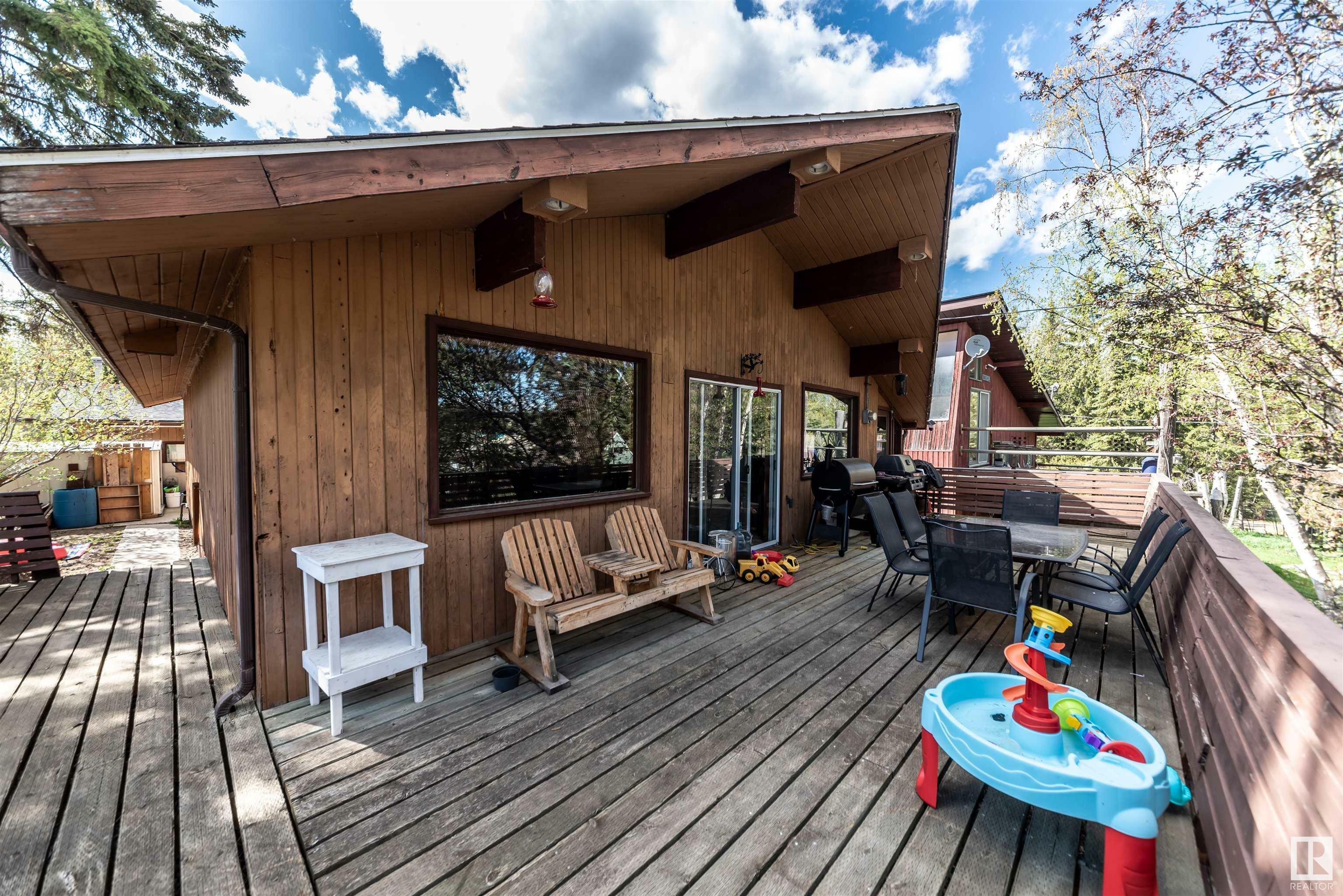 Property Photo: 1621 Marine Crescent AB T0E 0A2