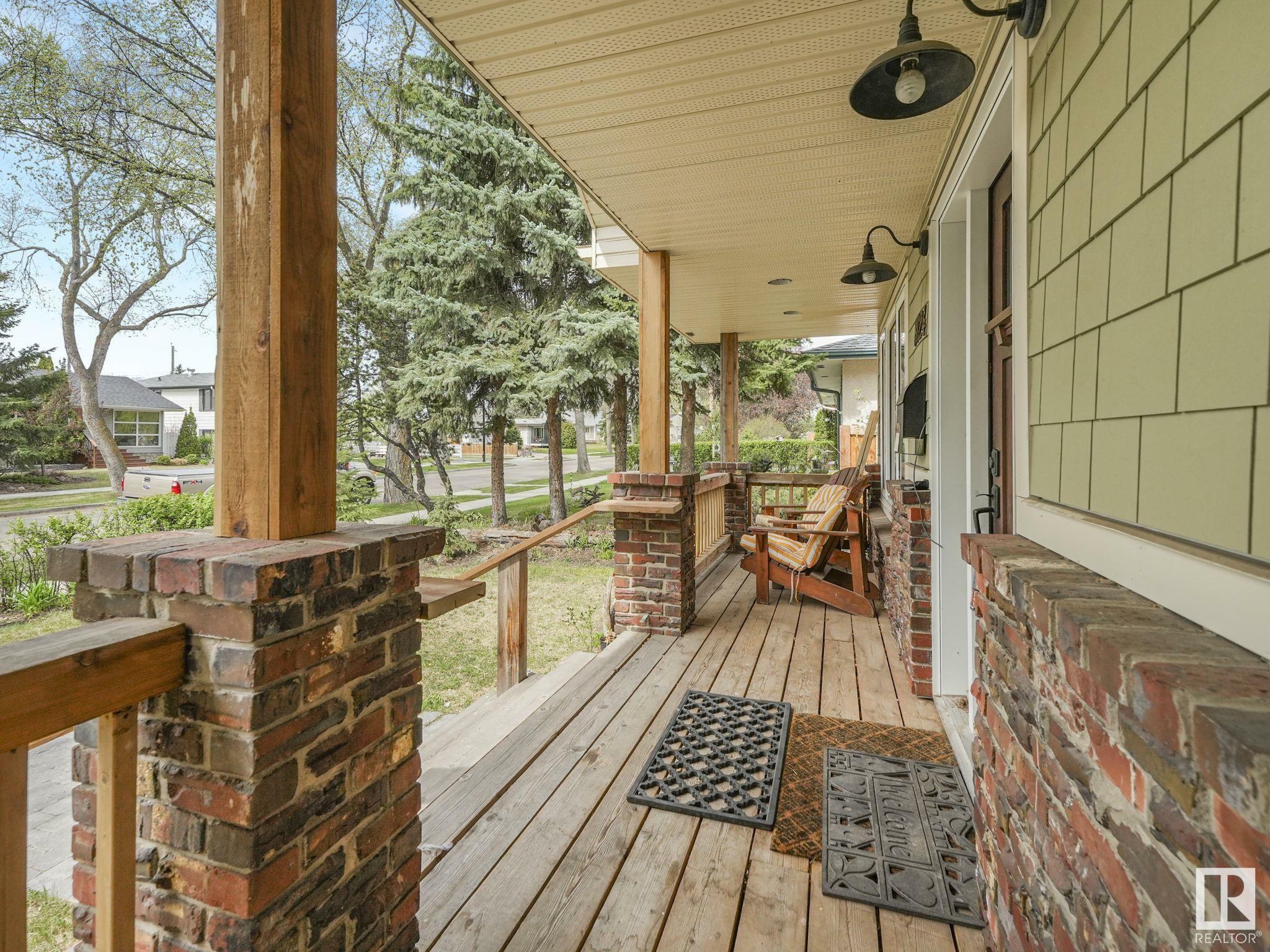 Photo de la propriété: 8724 92B Avenue NW AB T6C 1S9