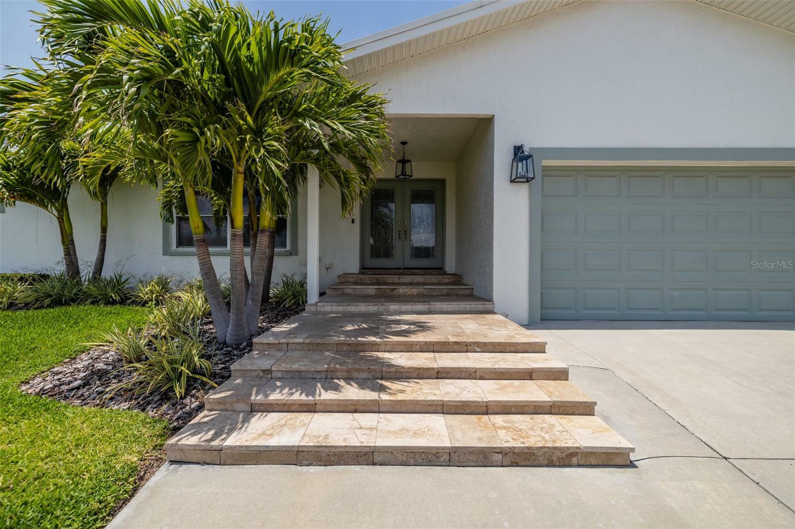 Property Photo: 817 Eagle Lane FL 33572