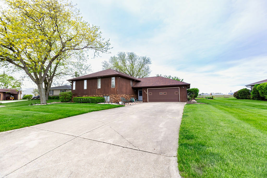 Property Photo: 410 W Belaire Court IL 61742