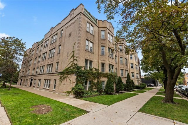 Property Photo: 3257 W Olive Avenue 1E IL 60659