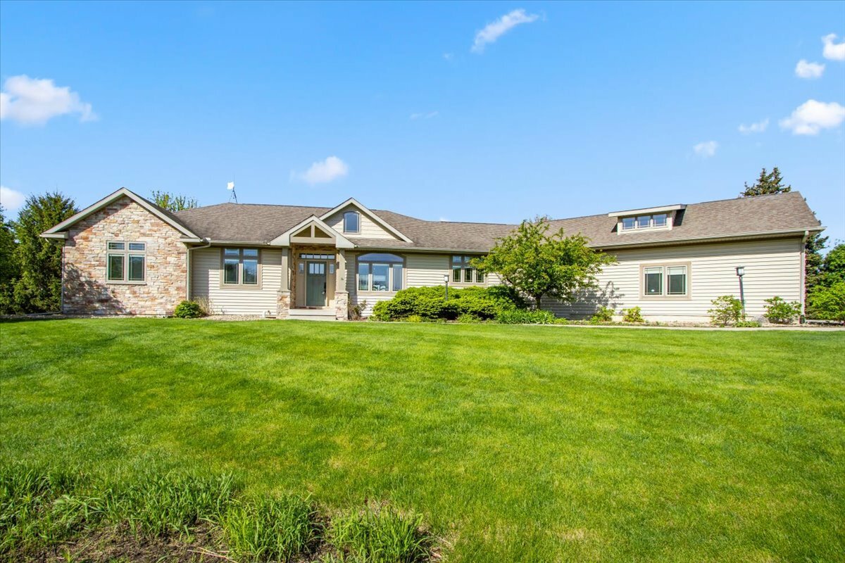 Property Photo: 2297 Deer Ridge Court IL 61725