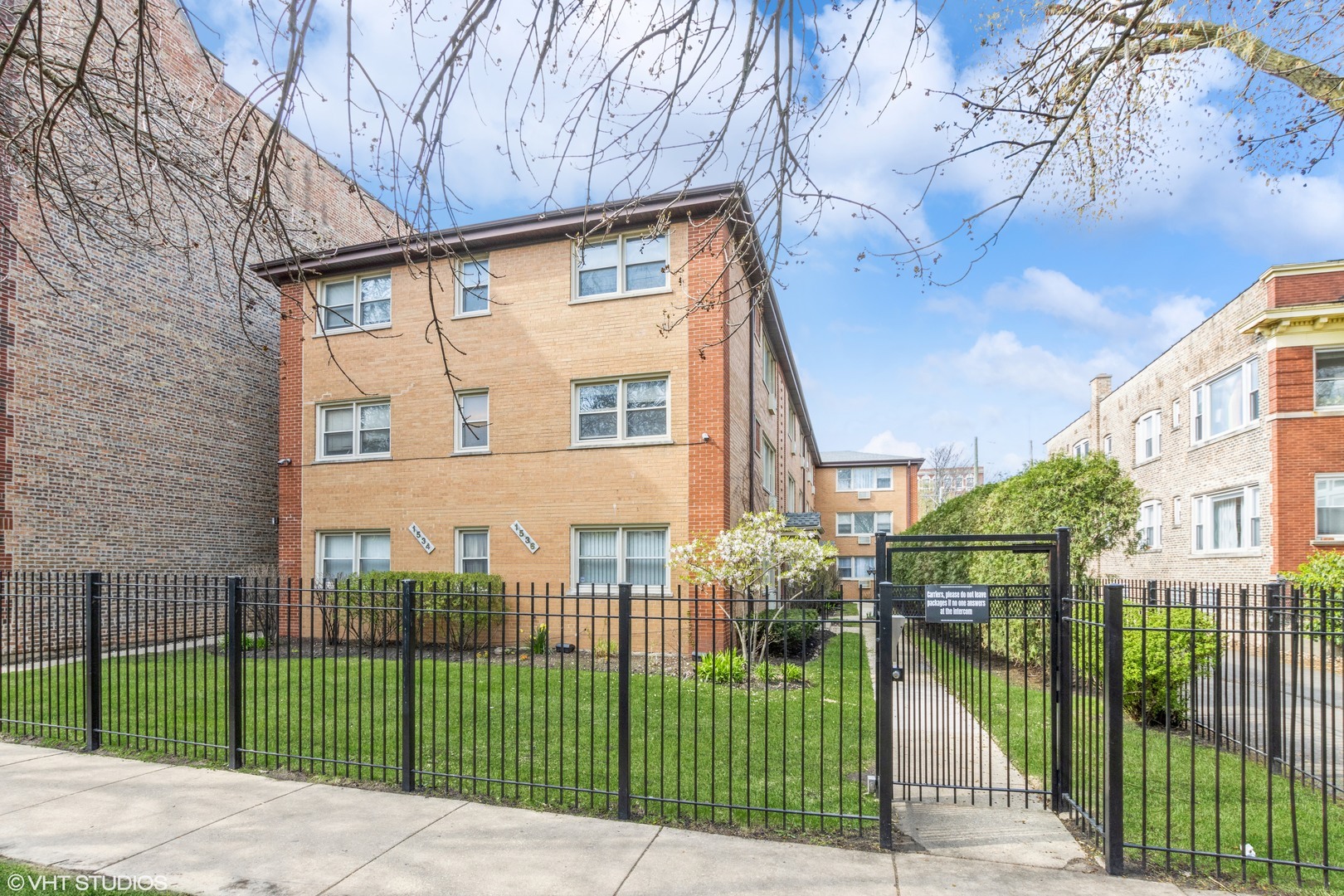 Property Photo: 1534 W Farwell Avenue 2A IL 60626