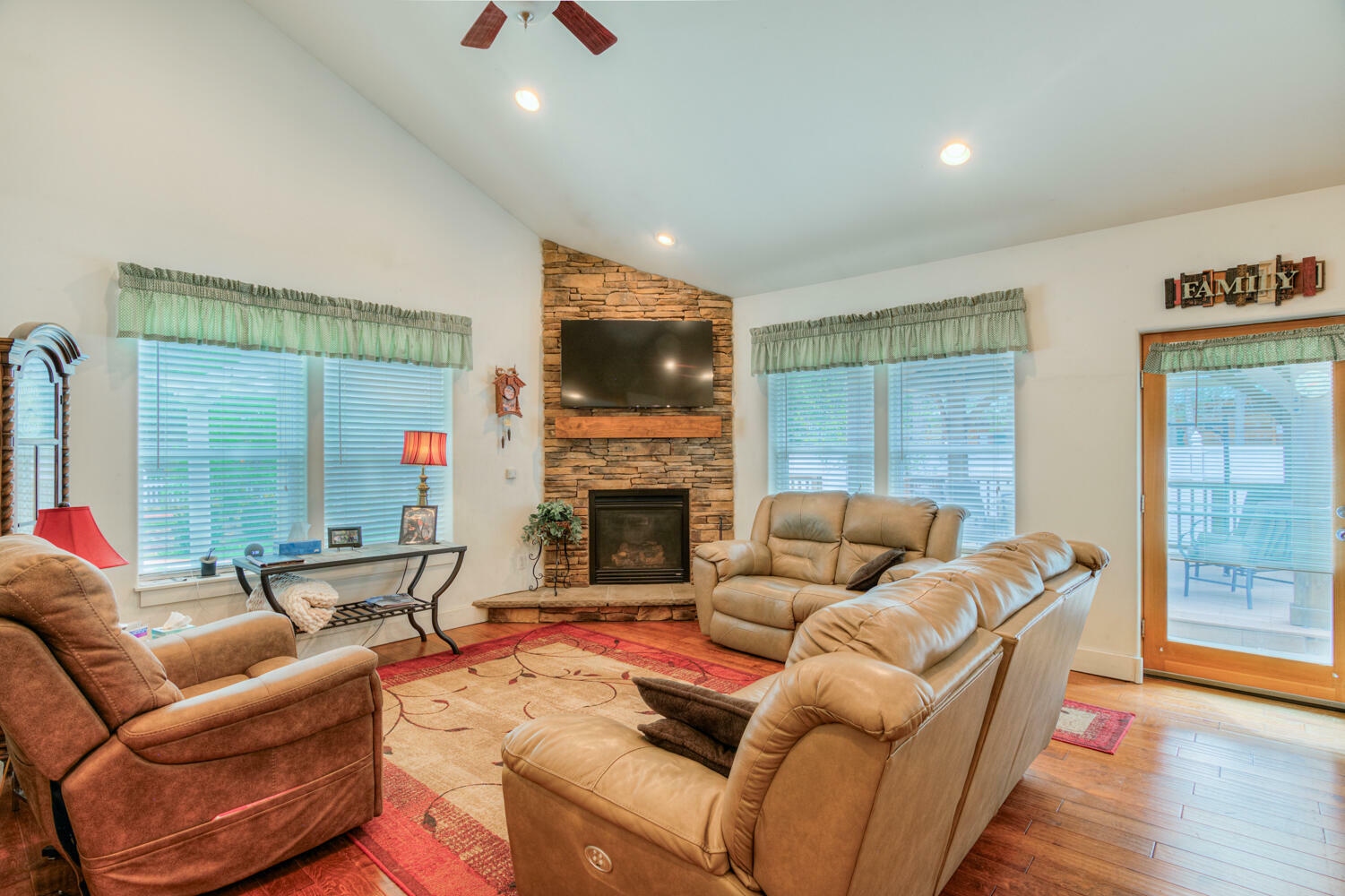 Property Photo: 55819 Osprey Road OR 97707