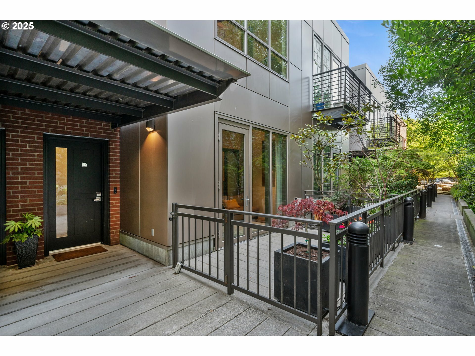 Property Photo: 922 NW 11th Ave 105 OR 97209
