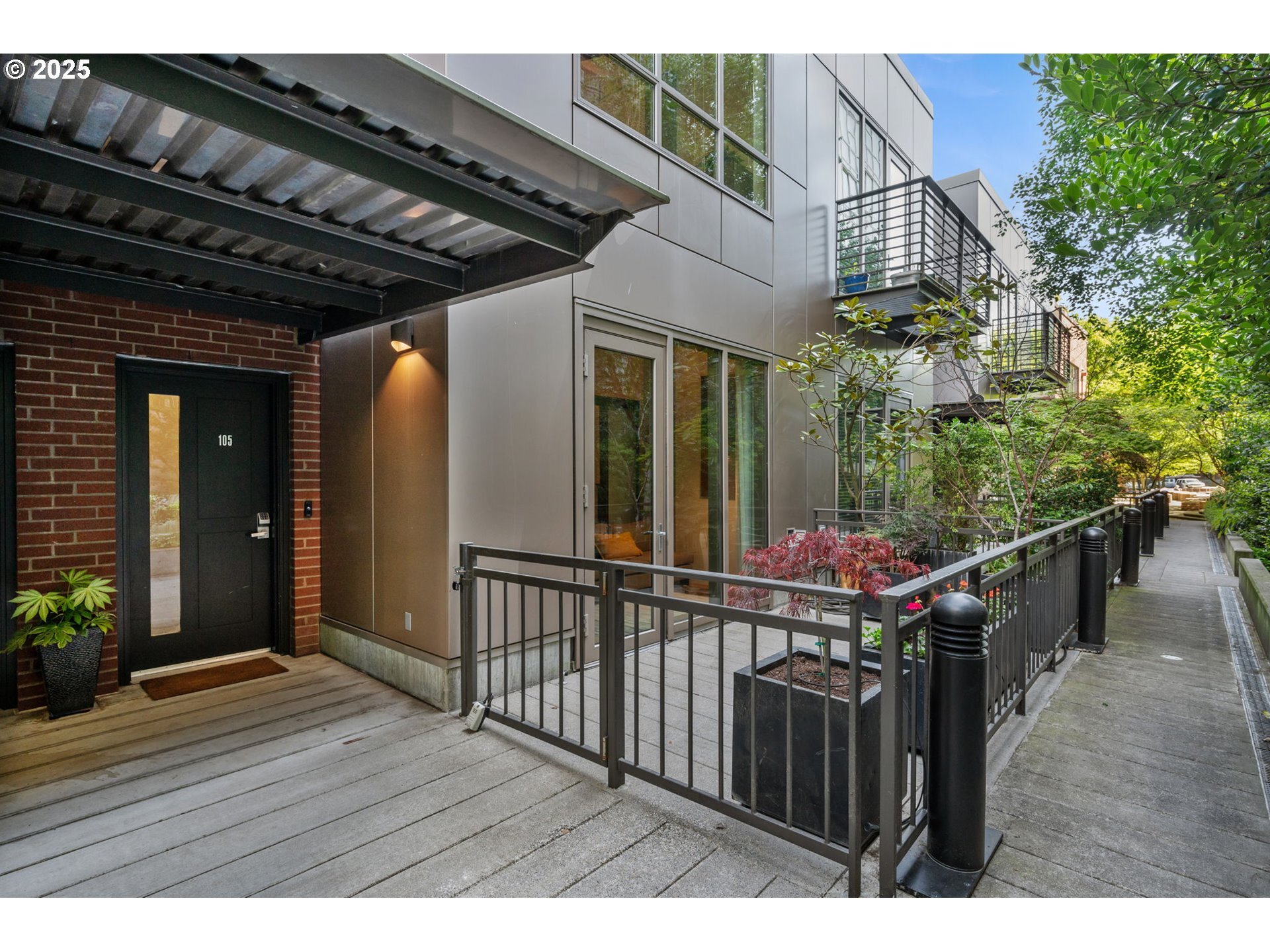 Property Photo: 922 NW 11th Ave 105 OR 97209