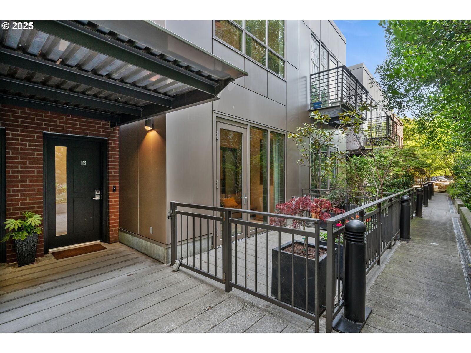 Property Photo:  922 NW 11th Ave 105  OR 97209 
