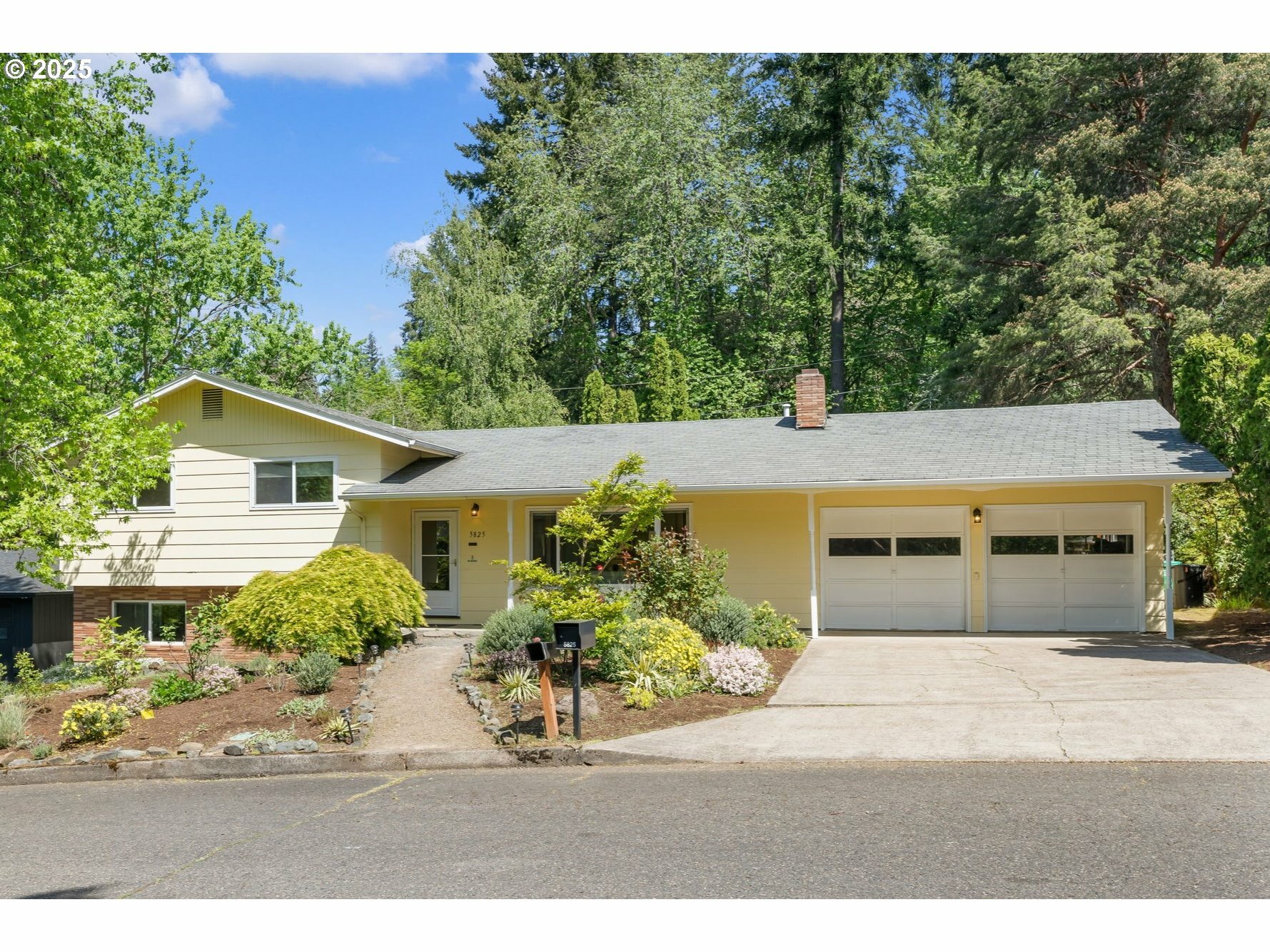 Property Photo: 5825 SW Huddleson St OR 97219