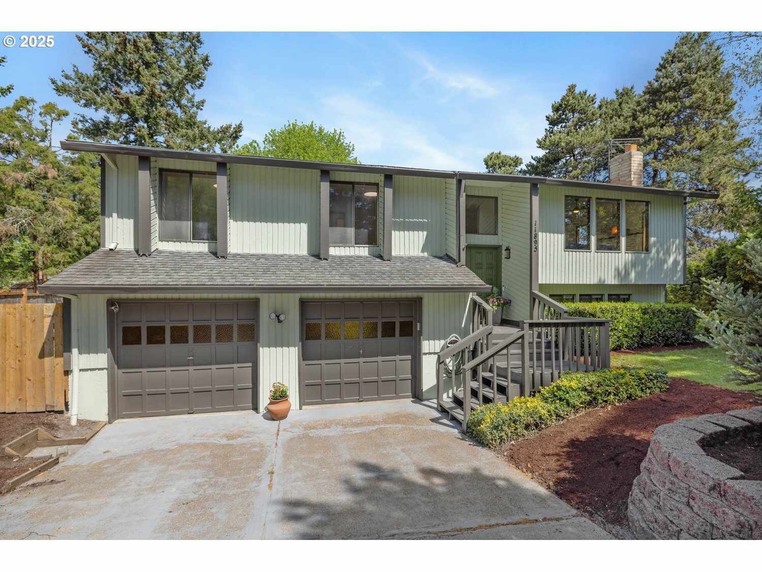 11895 SW Robbins Dr  Beaverton OR 97008 photo