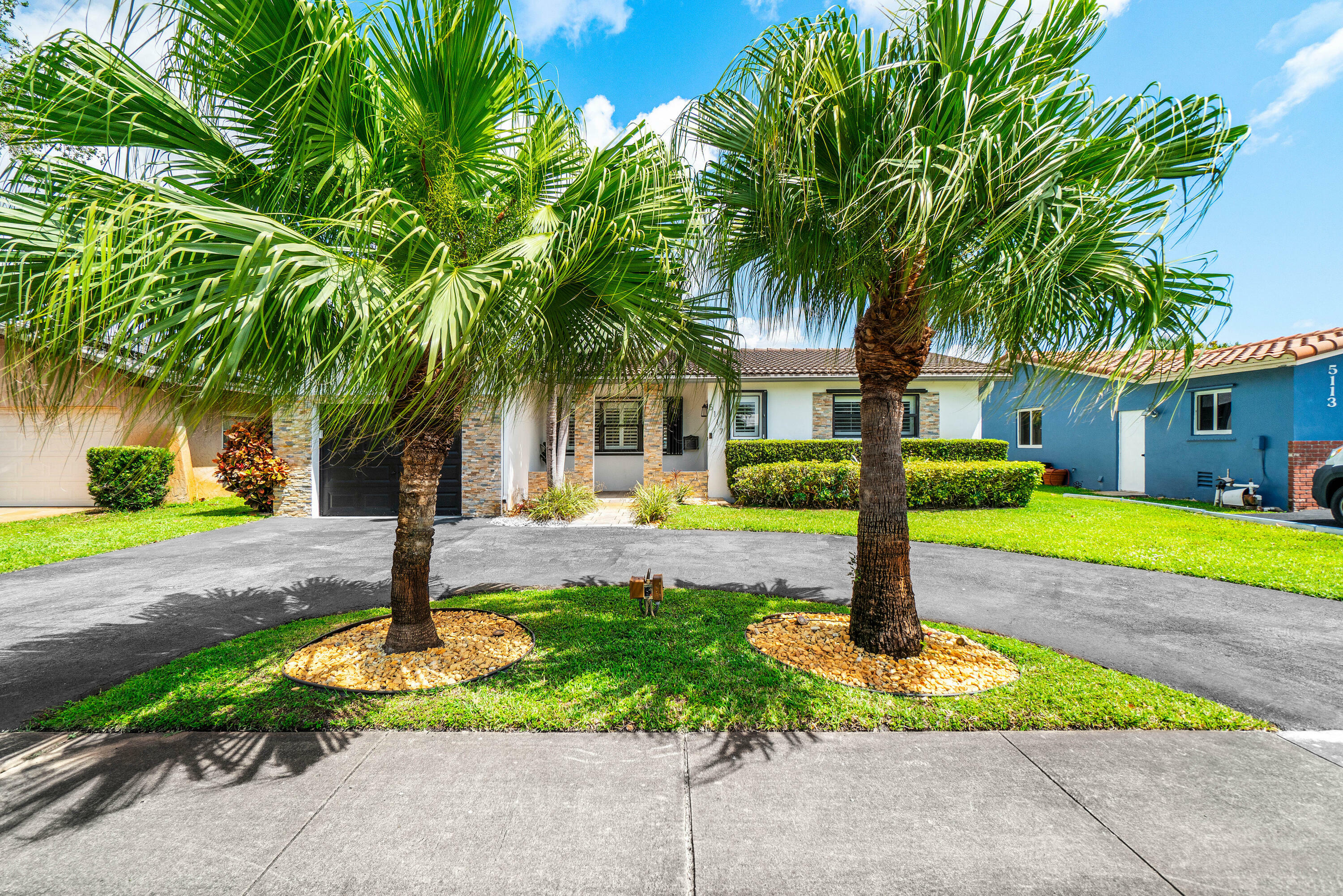 Property Photo: 5117 Cleveland Street FL 33021