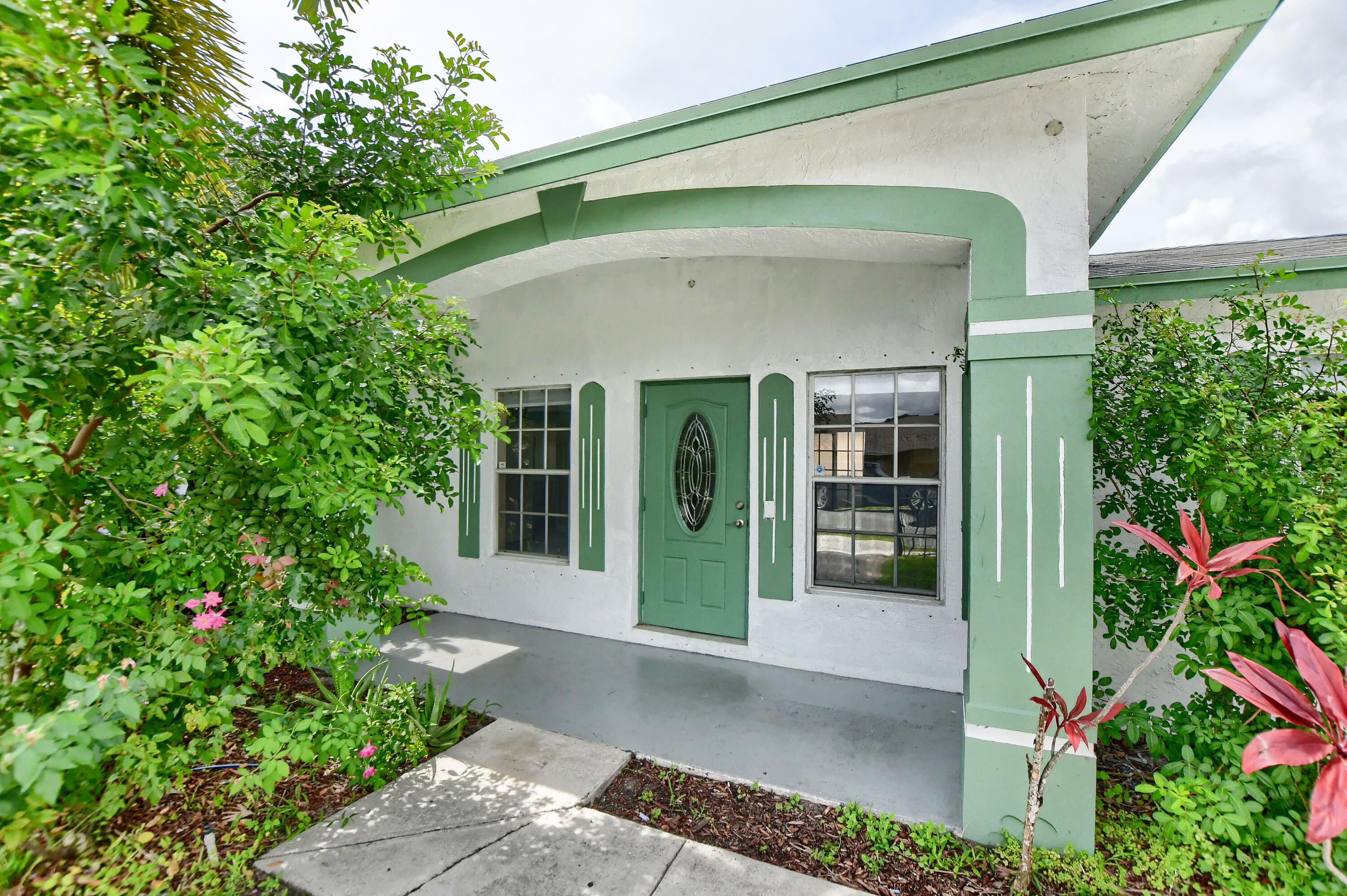 Property Photo: 102 SW 13th Avenue FL 33444