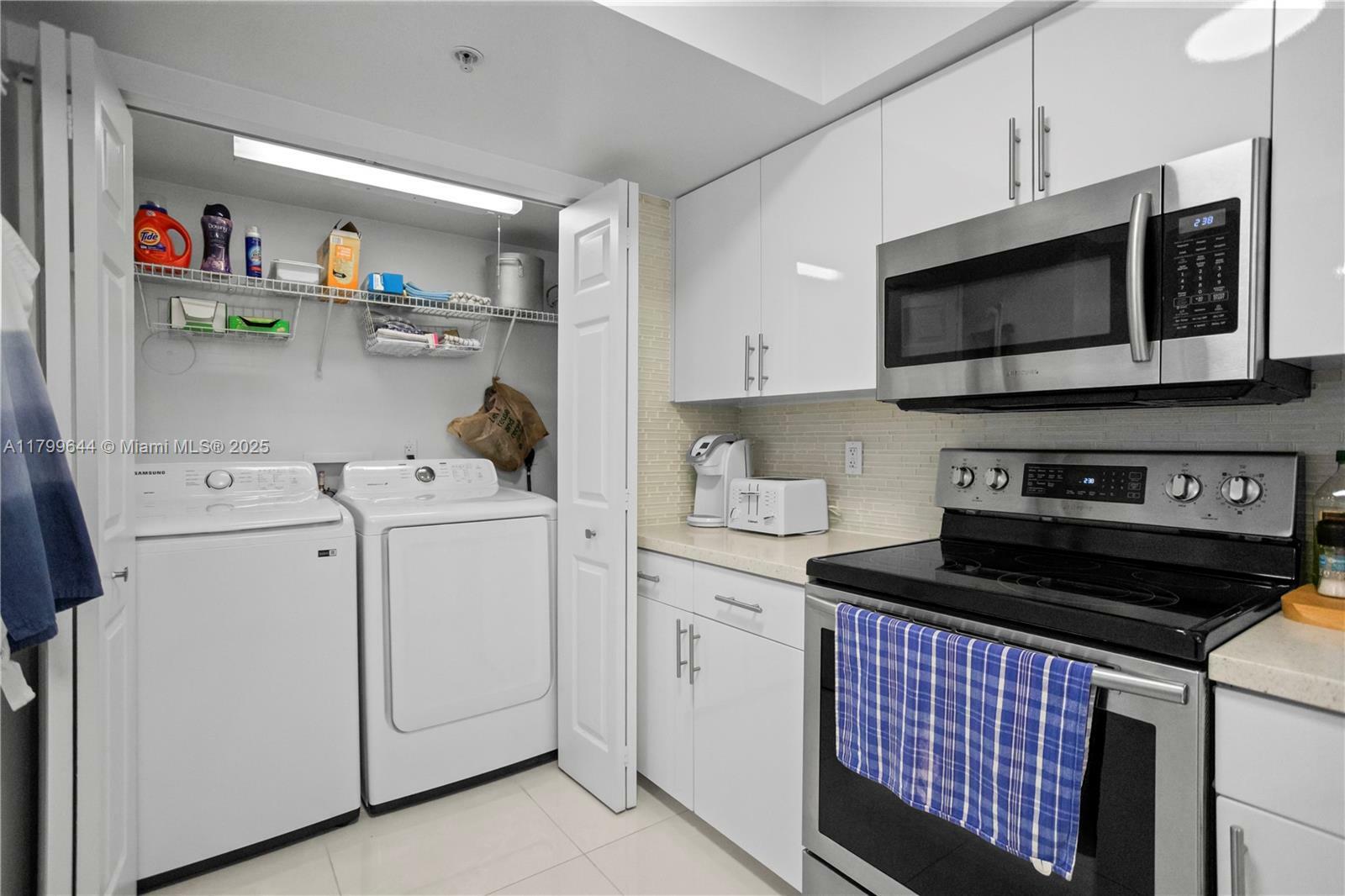 Property Photo: 529 E Sheridan St 307 FL 33004