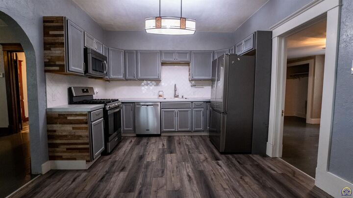 Property Photo: 742 W 7th Ave KS 66801