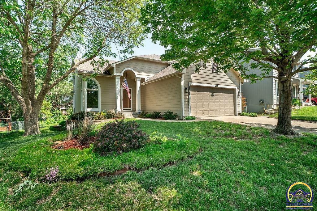 Property Photo: 5704 SW 35th St KS 66614