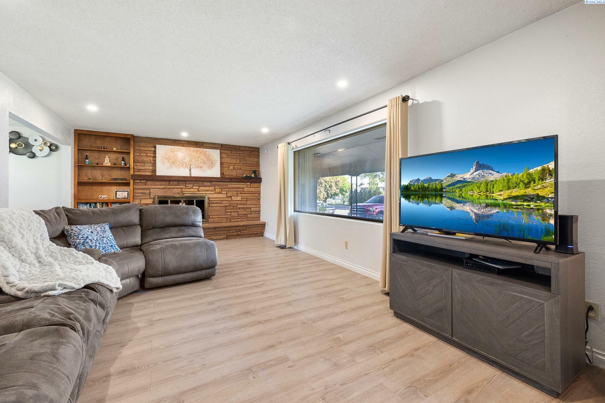 Property Photo: 1112 McMurray St WA 99354