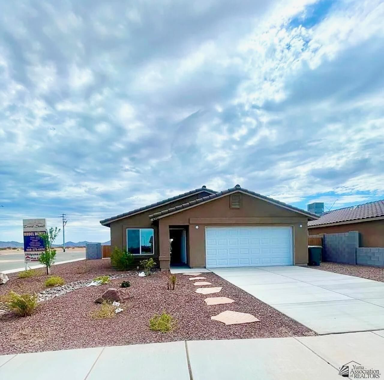 Property Photo: 7958 E 46 Pl AZ 85365